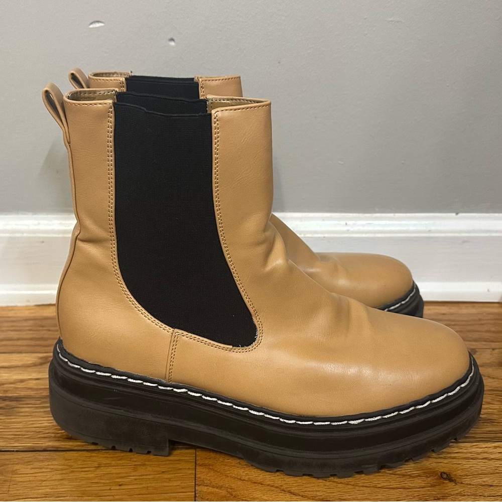 ESPRIT. Women’s. Size 9.5. Camel and Black Chelsea Lug Boots.